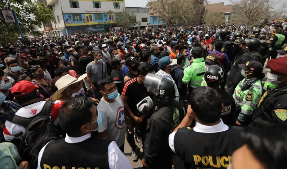 Comerciantes llegaron al mercado y se enfrentaron con la Policía para ingresar y recuperar parte de sus pertenencias. Foto: Jorge Cerdán / La República Comerciantes llegaron al mercado y se enfrentaron con la Policía para ingresar y recuperar parte de sus pertenencias. Foto: Jorge Cerdán / La República