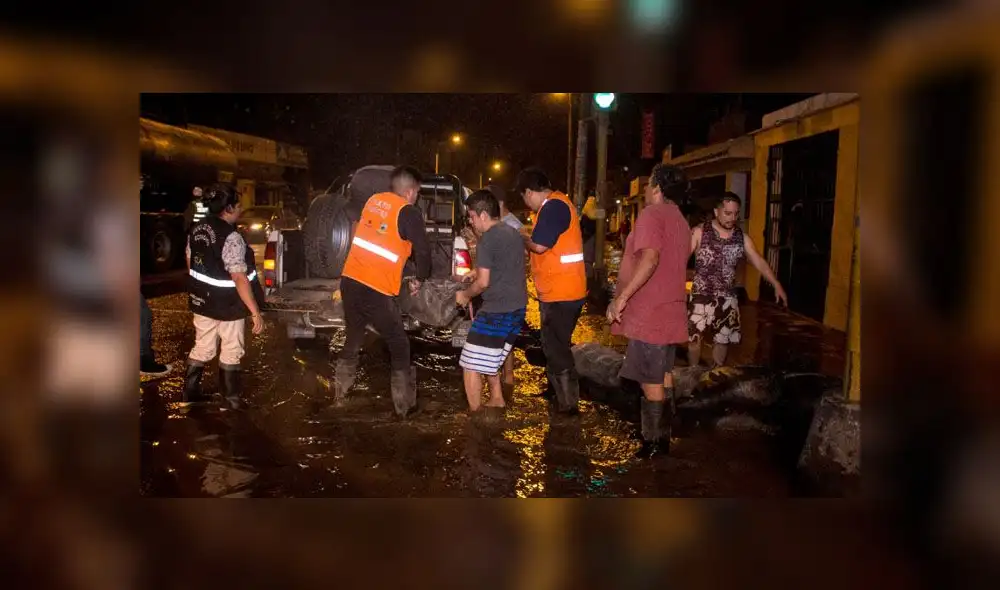 Vecinos tuvieron que colocar sacos para evitar que sus viviendas sean afectadas.. (Créditos: Kensso Merino)