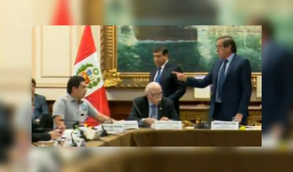 Jorge del Castillo discute con un efectivo Diviac y le ordena retirarse [VIDEO]