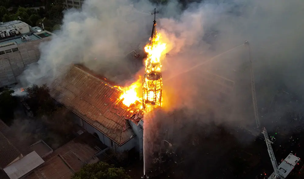La Iglesia de La Asunción fue protagonista de una jornada de protestas en Chile que se tornó violenta. Foto: AFP