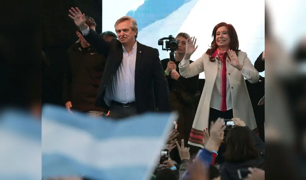La expresidenta argentina y actual senadora Cristina Fernández de Kirchner (R) y su ex jefe de gabinete Alberto Fernández saludan a los partidarios en Buenos Aires, el 25 de mayo de 2019. La expresidenta argentina y actual senadora Cristina Fernández de Kirchner (R) y su ex jefe de gabinete Alberto Fernández saludan a los partidarios en Buenos Aires, el 25 de mayo de 2019.
