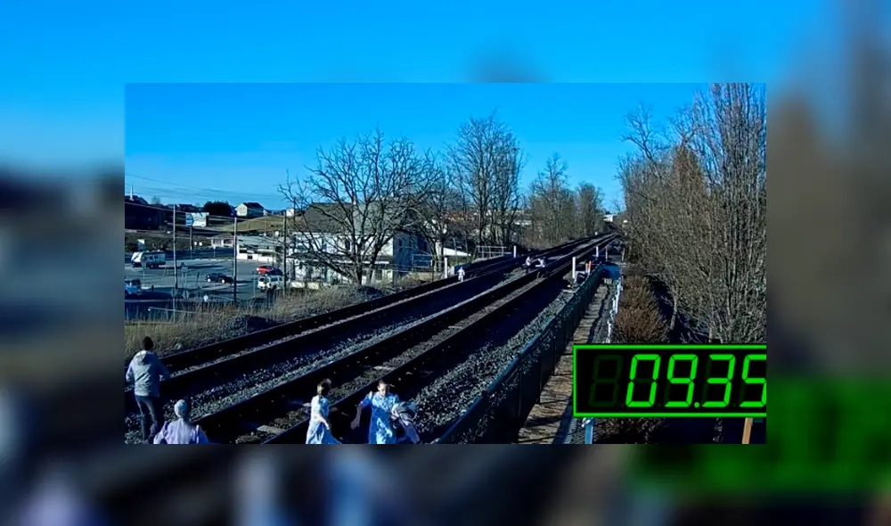 Vía YouTube. Una imprudente familia puso en peligro su vida al intentar fotografiarse en las vías del tren.