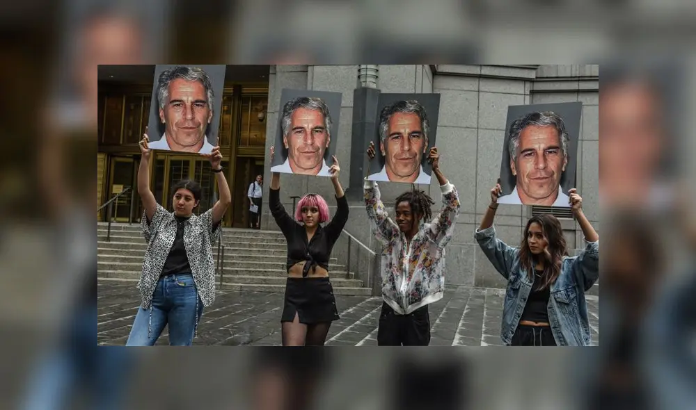 Un grupo de protesta muestra carteles de Jeffrey Epstein frente al tribunal federal en la ciudad de Nueva York. Foto: AFP