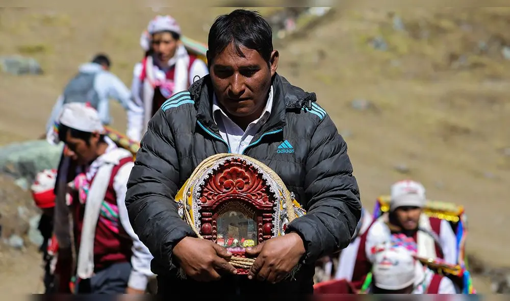RITOS. Fiel lleva una urna con imagen del Señor de Qoyllurit'i para ser bendecida. RITOS. Fiel lleva una urna con imagen del Señor de Qoyllurit'i para ser bendecida.