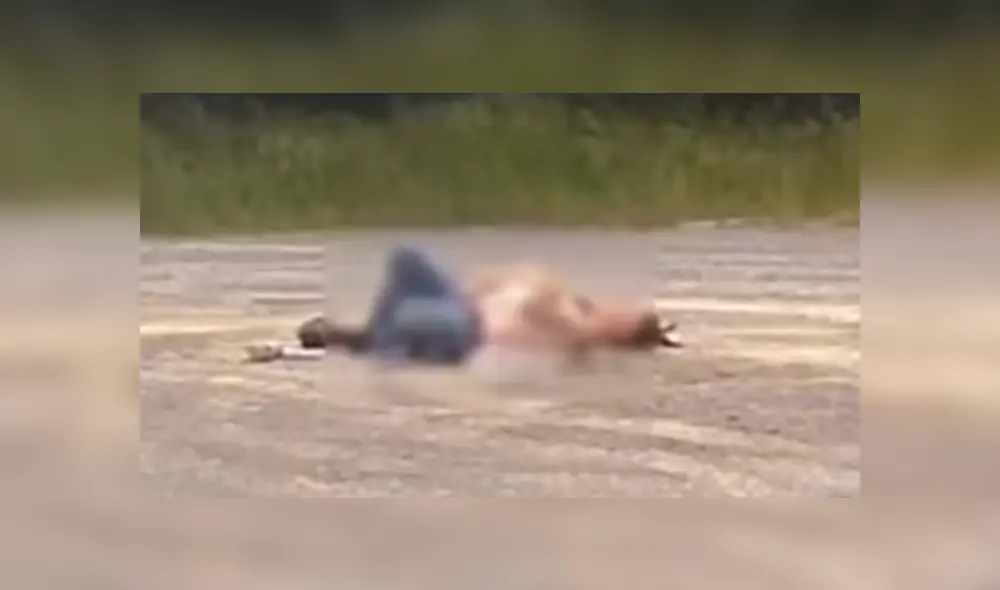 El agente policial los tuvo que despertar para advertirles del terror que los acechaba. Foto: captura El agente policial los tuvo que despertar para advertirles del terror que los acechaba. Foto: captura