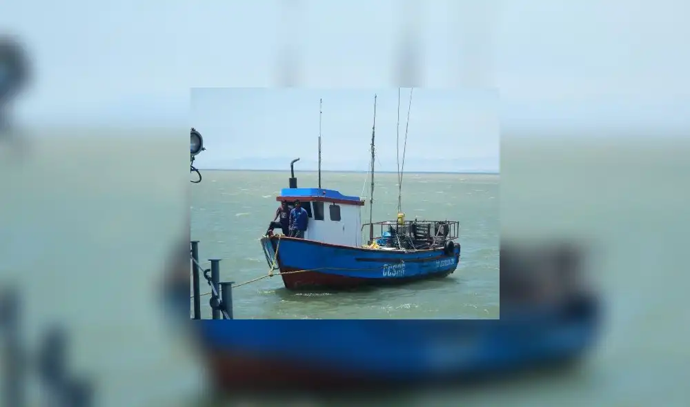Personal de la Marina rescata a dos pescadores en altamar