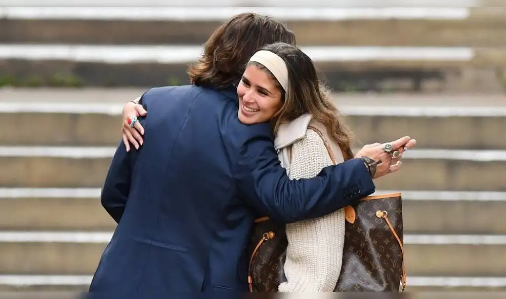 Al ver su intención, el intérprete de 57 años le recibió el regalo y, con una sonrisa, le dio las gracias. (Foto: AFP) Al ver su intención, el intérprete de 57 años le recibió el regalo y, con una sonrisa, le dio las gracias. (Foto: AFP)