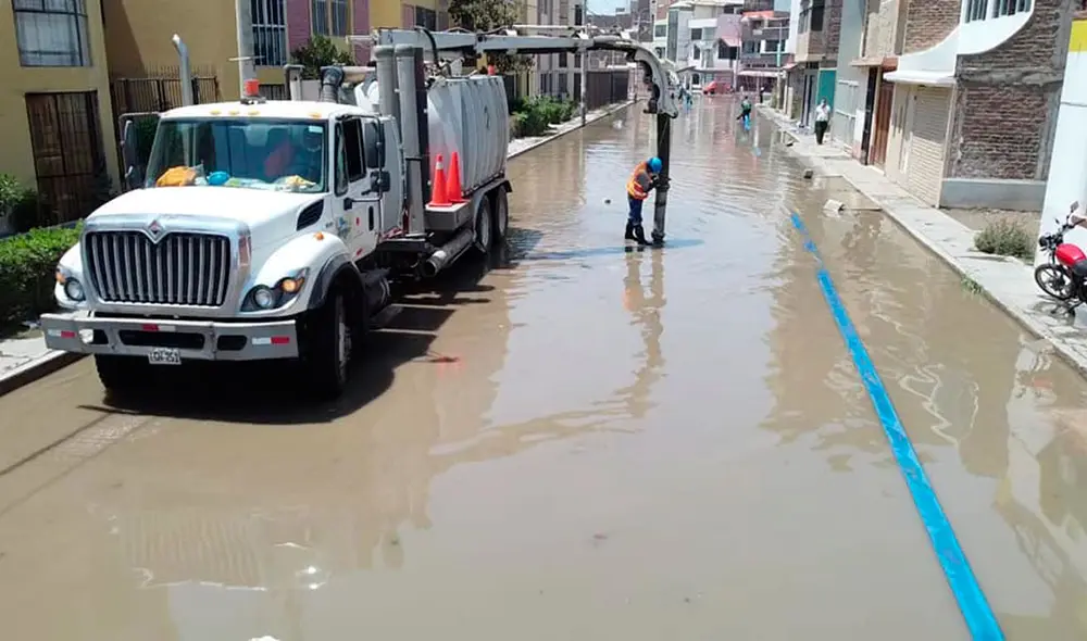 Aguas de acequia inundaron varias viviendas de urbanización Miraflores y residencial Leguía.