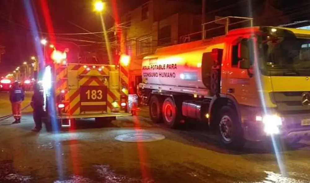 Los bomberos llegaron para aplacar el intenso fuego. Foto: Twitter @EmergenciasPeru