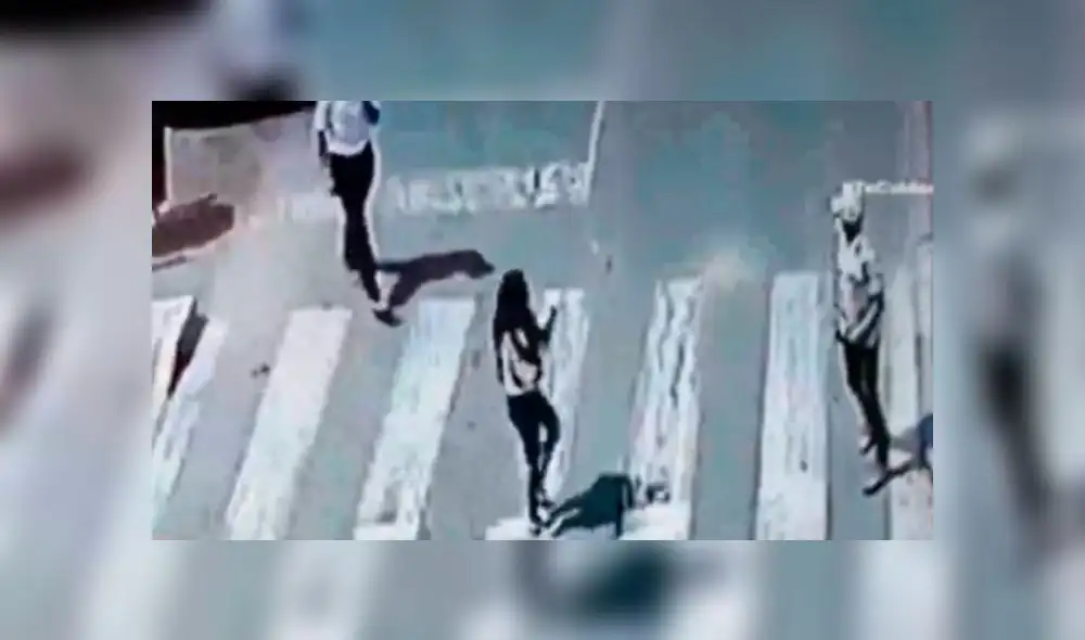 Hampones se movilizaban en un auto de color azul, a donde quisieron subir a su víctima, según los videos. (Foto: Captura de video / 24 Horas)