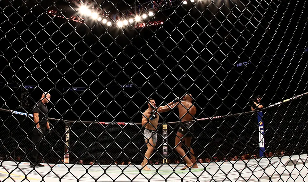 ¡Imparable! Valentina Shevchenko noqueó a Katlyn Chookagian y retuvo el cinturón de peso mosca de UFC. Jon Jones cerró la noche imponiéndose a Dominick Reyes y retuvo su título de peso mediano. ¡Imparable! Valentina Shevchenko noqueó a Katlyn Chookagian y retuvo el cinturón de peso mosca de UFC. Jon Jones cerró la noche imponiéndose a Dominick Reyes y retuvo su título de peso mediano.