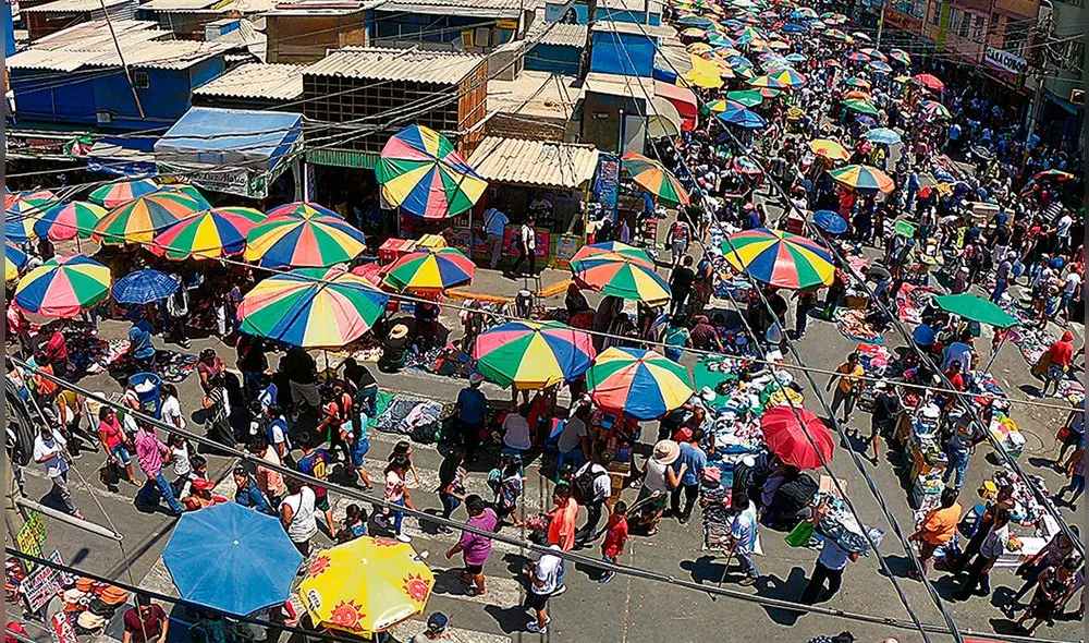 Alrededor del Mercado Modelo suele convertirse en un caos durante la campaña de Navidad por la presencia de los ambulantes (La República).