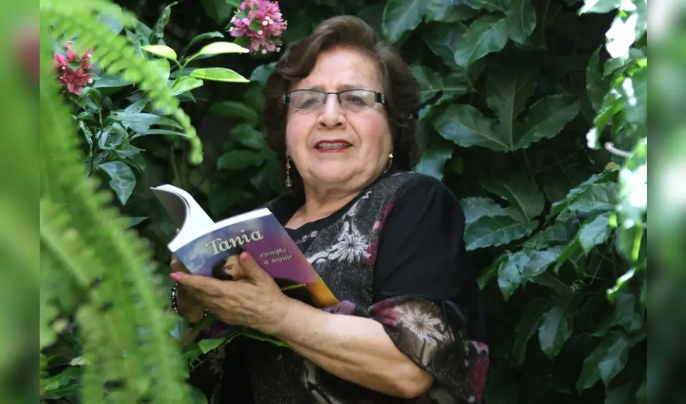 Hortencia Segura Zúñiga tiene en manos el hermoso libro que le dedicó a su hija Tania. Hortencia Segura Zúñiga tiene en manos el hermoso libro que le dedicó a su hija Tania.