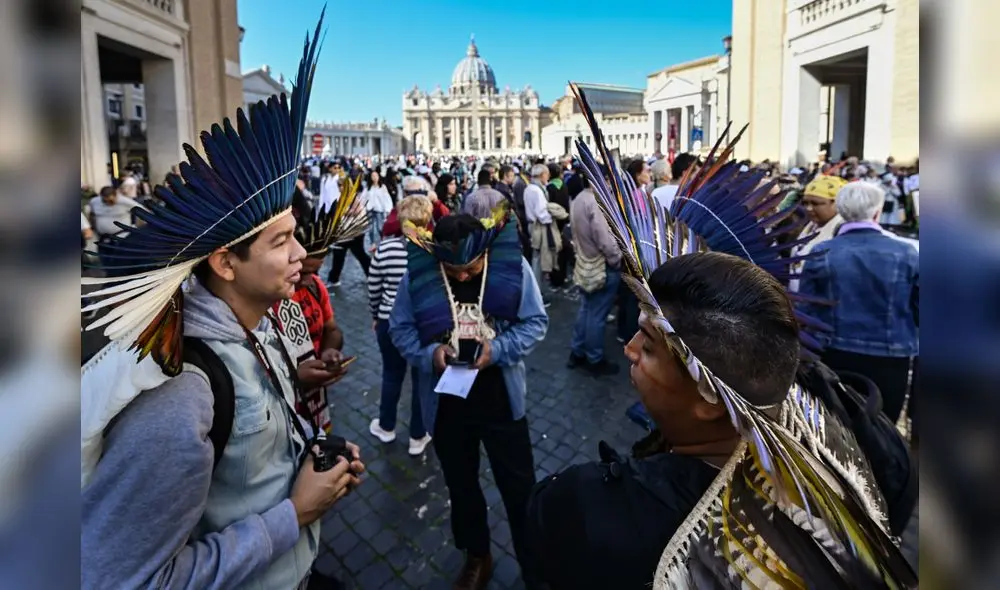 Indigenous leaders talks as they take part in a procession with prelates and people participating in the Special Assembly of the Synod of Bishops for the Pan-Amazon Region, on October 19, 2019 between Rome's Castel Sant'Angelo and the Vatican's St. Peters Square (Rear). - Pope Francis is gathering Catholic bishops at the Vatican to champion the isolated and poverty-struck indigenous communities of the Amazon, whose way of life is under threat. (Photo by Vincenzo PINTO / AFP)