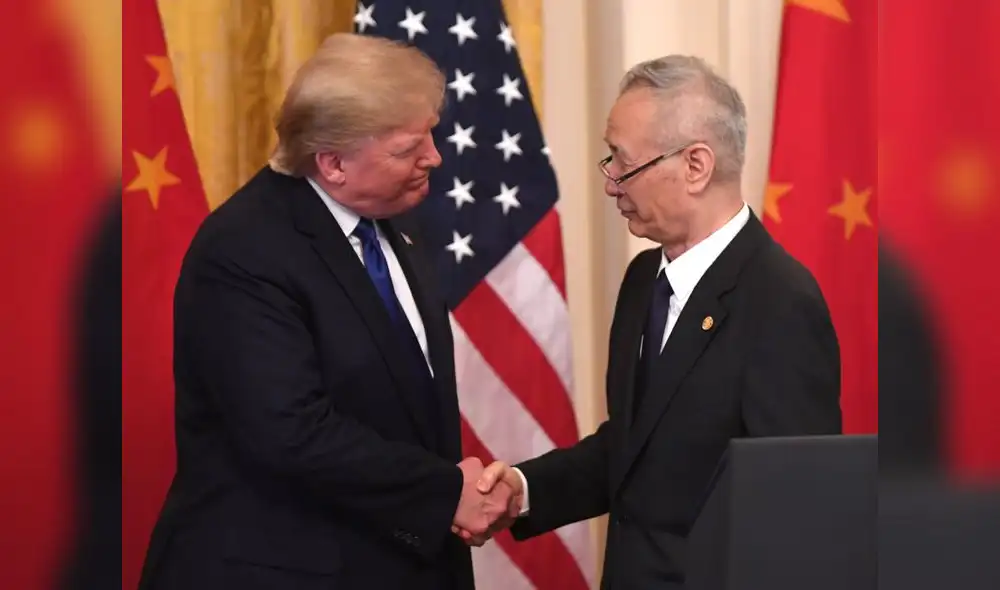 Chinese Vice Premier Liu He shakes hands with US President Donald Trump during a signing ceremony for trade agreement between the US and China in the East Room of the White House in Washington, DC, January 15, 2020. (Photo by SAUL LOEB / AFP) Chinese Vice Premier Liu He shakes hands with US President Donald Trump during a signing ceremony for trade agreement between the US and China in the East Room of the White House in Washington, DC, January 15, 2020. (Photo by SAUL LOEB / AFP)