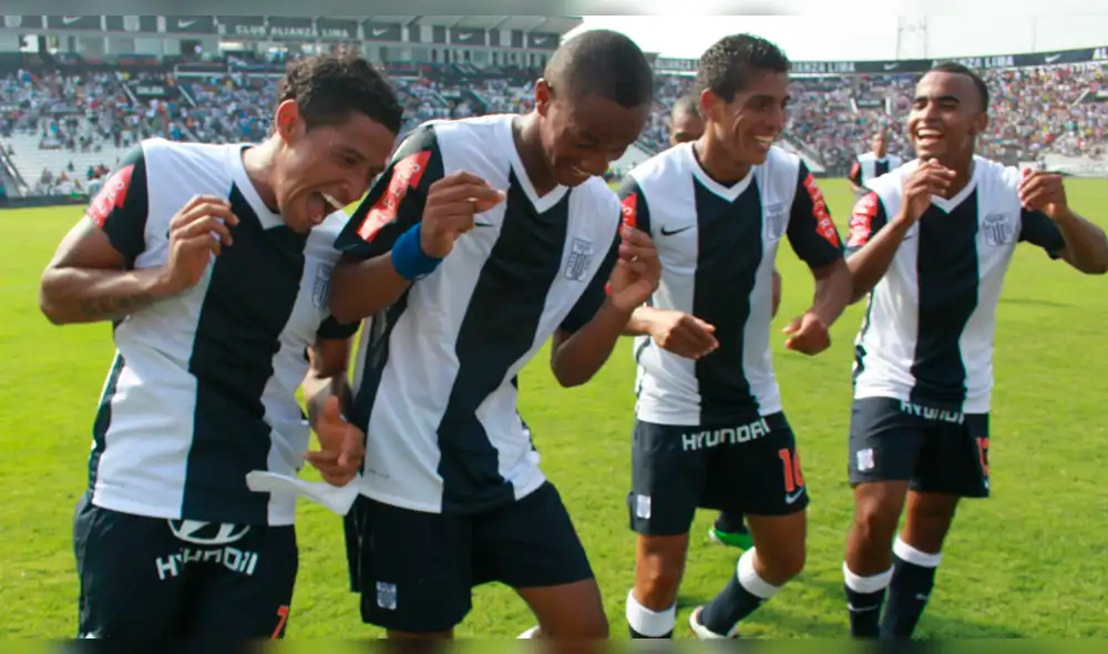 André Carrillo dejó el hinchaje de lado y felicitó a Cristal por su título