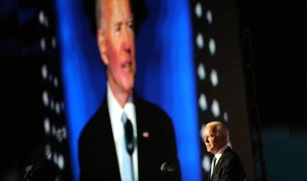 A market trader shows different currency notes in Caracas on March 10, 2019, during the third day of a massive power outage which has left Venezuelans without communications, electricity and water. - The unprecedented power outage already left 15 patients dead and threatens to extend indefinitely, increasing distress for the severe political and economic crisis hitting the oil-rich South American nation. (Photo by Cristian Hernandez / AFP)