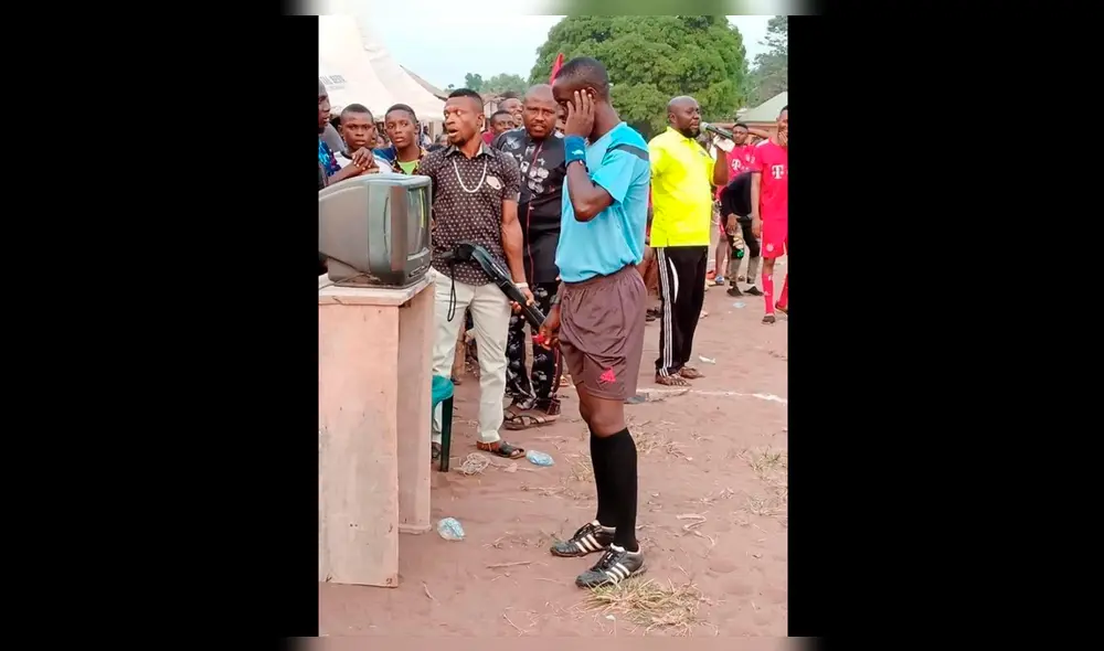 Árbitro de liga de África fue “presionado” por hincha armado cuando revisaba el VAR [FOTOS]