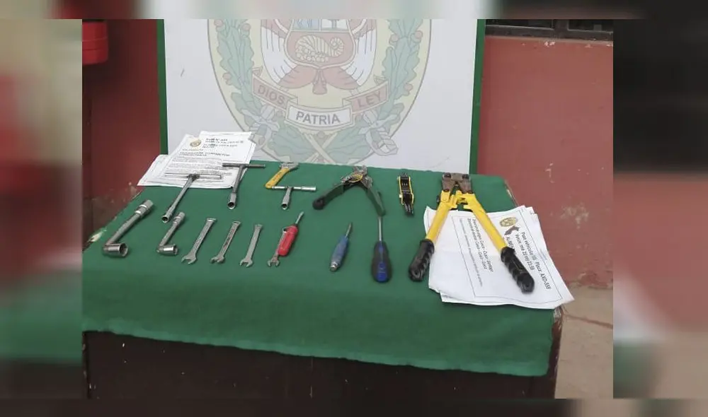 Detenidos llevaban diversas herramientas dentro de auto, con las que se cree cometían sus fechorías.