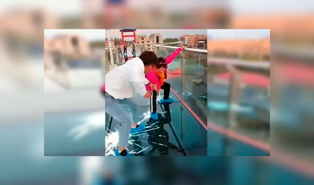 En Facebook, una señora se llevó el susto de su vida al cruzar un gigantesco puente de vidrio en China. En Facebook, una señora se llevó el susto de su vida al cruzar un gigantesco puente de vidrio en China.