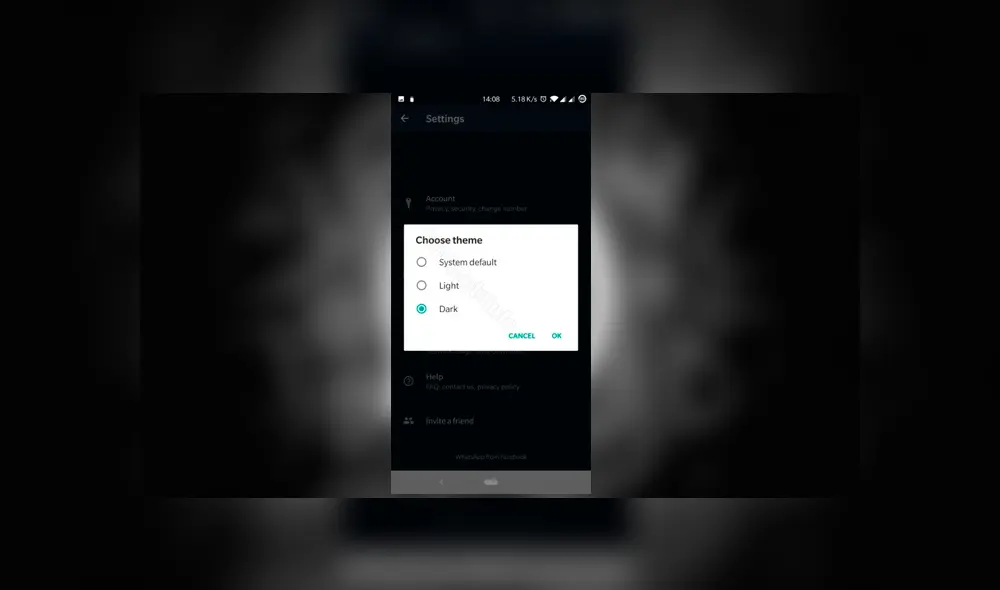 Desliza para ver cómo lucirá el 'modo oscuro' en WhatsApp. Foto: Captura.