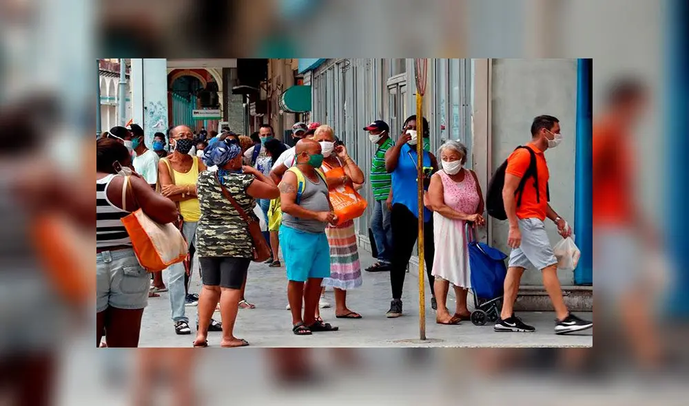 Varias personas con tapabocas hacen cola afuera de un centro comercial para comprar productos en La Habana (Cuba). Foto: EFE Varias personas con tapabocas hacen cola afuera de un centro comercial para comprar productos en La Habana (Cuba). Foto: EFE