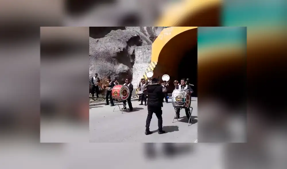 Facebook viral: Orquesta peruana detiene tránsito para tocar huayno y turistas ‘zapatean’ [VIDEO]