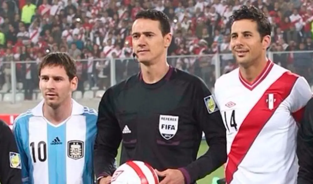 Claudio Pizarro junto a Lionel Messi en el partido Perú vs. Argentina en el 2014. | Foto: EFE