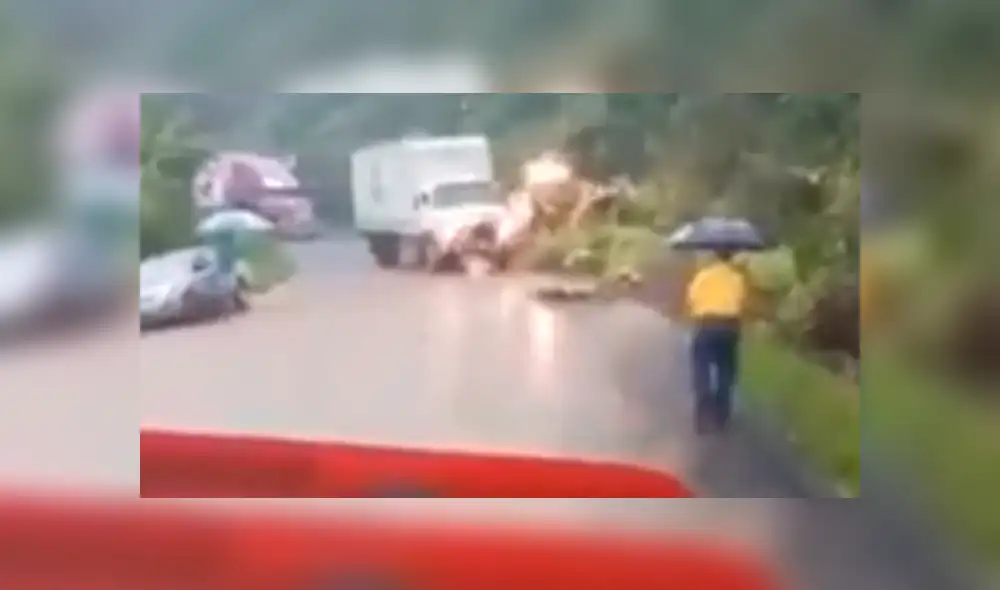 Facebook viral: enorme camión está por volcarse y hombre lo detiene con paraguas [VIDEO]