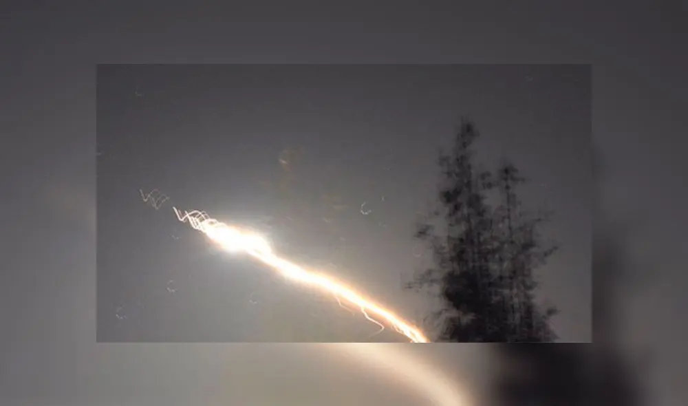 Momento en que el bólido atraviesa el cielo nocturno de Canadá. Foto: Twitter. Momento en que el bólido atraviesa el cielo nocturno de Canadá. Foto: Twitter.