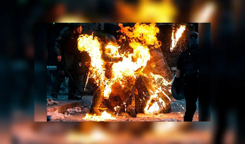 Un grupo de policías fue atacado con bombas molotov en medio de las protestas en Chile. Foto: AFP Un grupo de policías fue atacado con bombas molotov en medio de las protestas en Chile. Foto: AFP