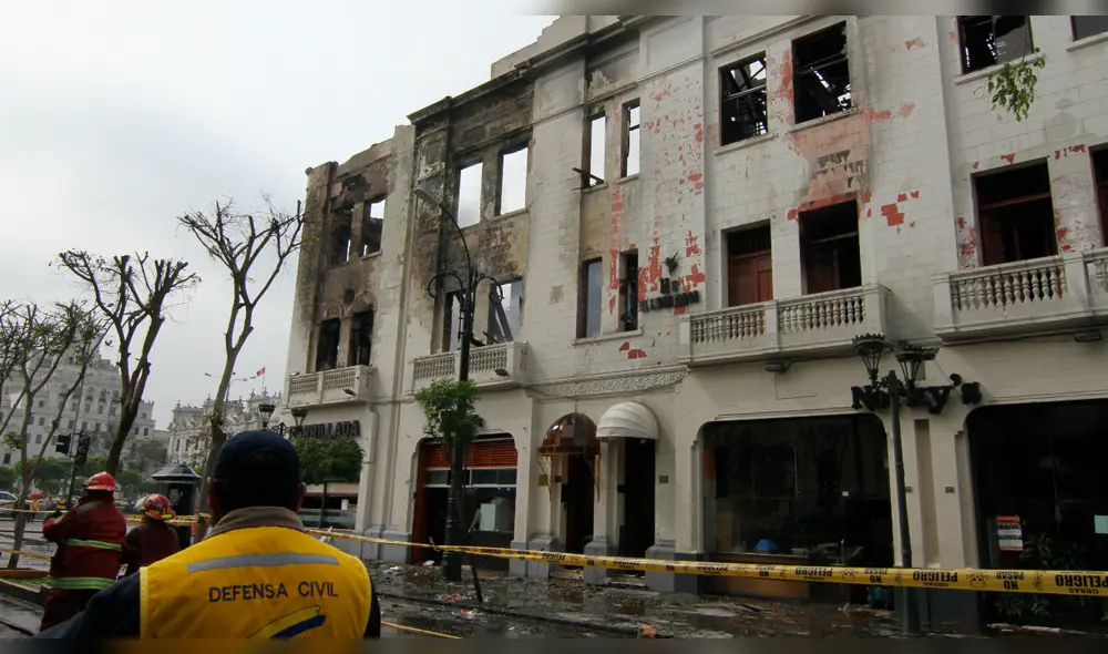 Cercado: Bomberos controlan incendio en edificio histórico de Plaza San Martín [VIDEO] 