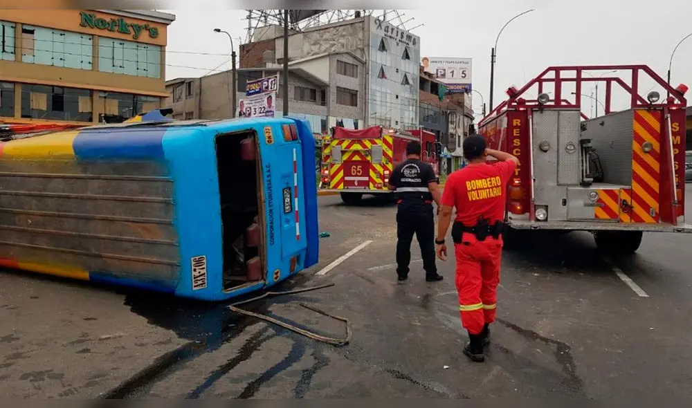 La cúster que cubre la ruta Callao-Callao llevó la peor parte tras volcarse y sus pasajeros resultar heridos. (Foto: Carlos Contreras / La República) La cúster que cubre la ruta Callao-Callao llevó la peor parte tras volcarse y sus pasajeros resultar heridos. (Foto: Carlos Contreras / La República)