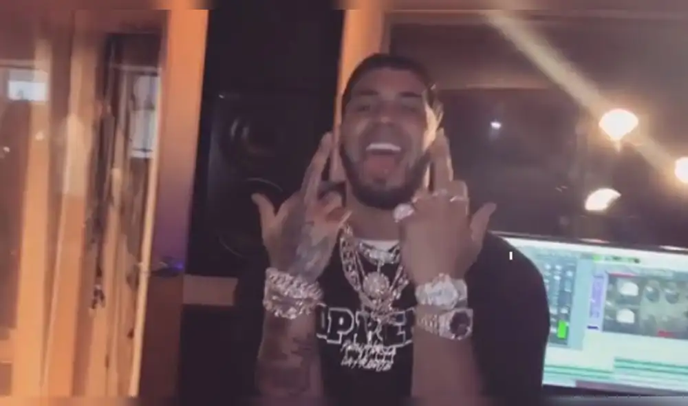 Anuel AA, novio de Karol G, revela por qué usa 2 relojes con curiosa teoría [VIDEO]
