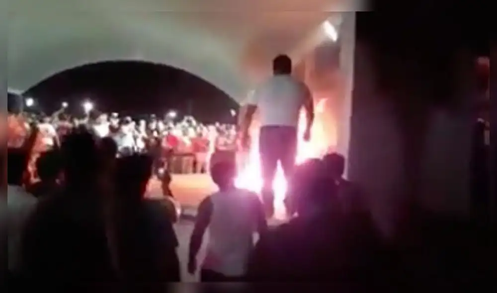 YouTube: indignados por robos, un vecindario se unió para quemar vivo a presunto ladrón [VIDEO]