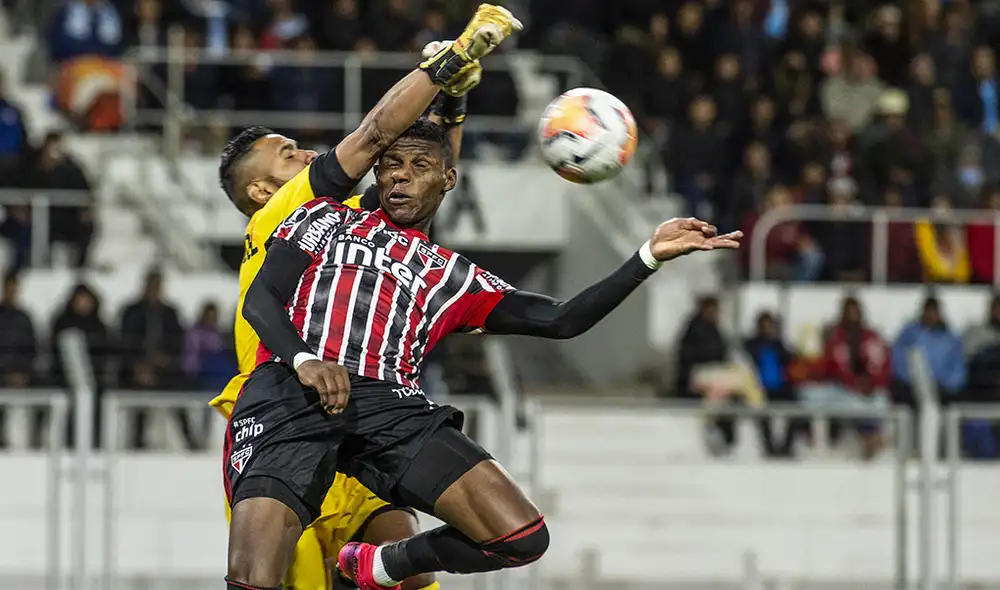 Raúl Fernández salvó en varias ocasiones a Deportivo Binacional. Foto: AFP.