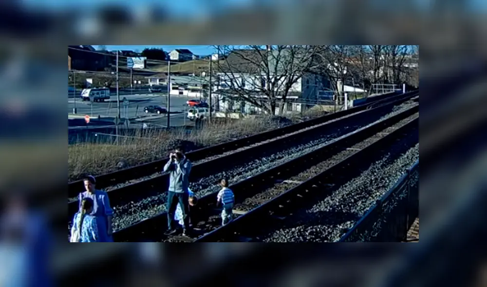 Vía YouTube. Una imprudente familia puso en peligro su vida al intentar fotografiarse en las vías del tren.