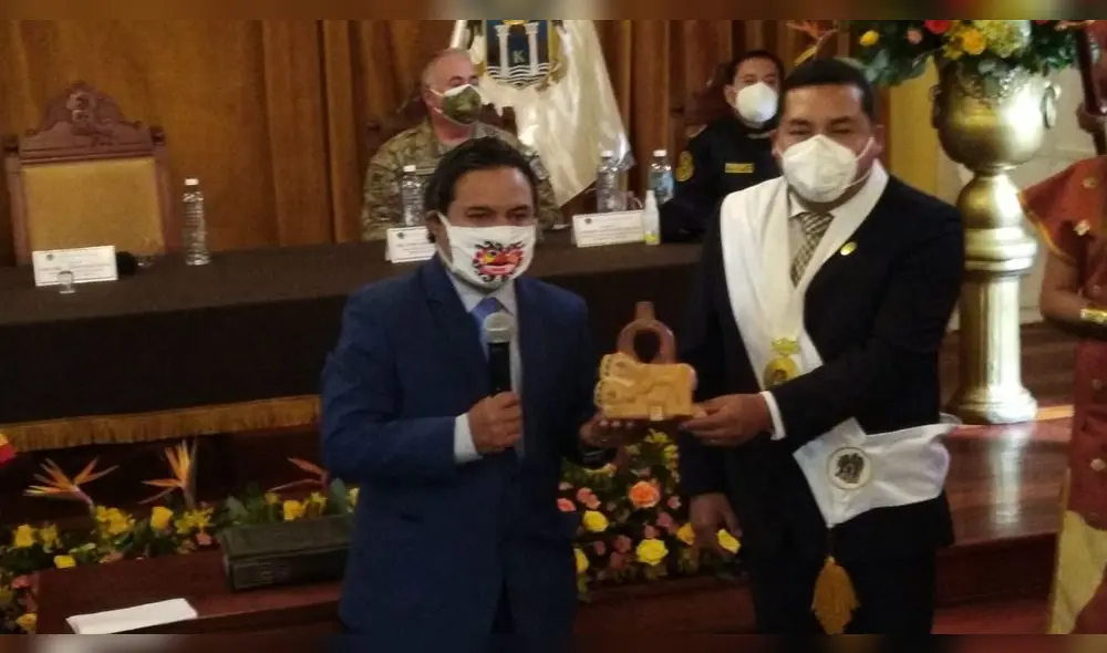 Alcalde de Moche Arturo Fernández sorprendió a los asistentes a la ceremonia de juramentación. Alcalde de Moche Arturo Fernández sorprendió a los asistentes a la ceremonia de juramentación.