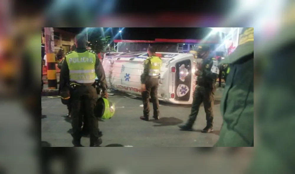 El vehículo volcó tras un incidente con un motociclista, según la Policía. Fuente: El País.