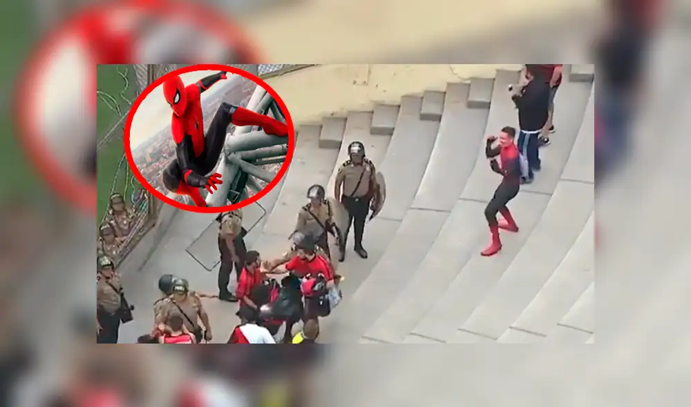 En Facebook, un joven utilizó el disfraz de SpiderMan para apreciar el partido en el Estadio Monumental. En Facebook, un joven utilizó el disfraz de SpiderMan para apreciar el partido en el Estadio Monumental.
