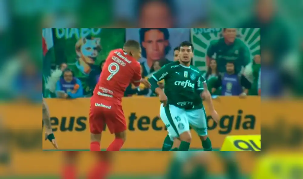 El delantero quedó muy lastimado por el golpe. El delantero quedó muy lastimado por el golpe.