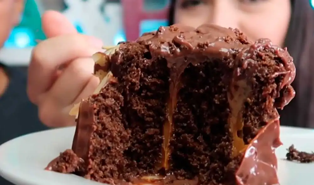 Desliza las imágenes para ver el aspecto de esta torta de chocolate ‘costosa’ que se vende actualmente en Lima. Foto: captura de YouTube/Desbalanceados Desliza las imágenes para ver el aspecto de esta torta de chocolate ‘costosa’ que se vende actualmente en Lima. Foto: captura de YouTube/Desbalanceados