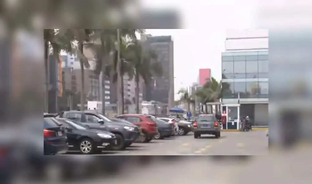 Según la agraviada, un vigilante habría observado la escena, pero no hizo nada apara frenar el hecho delictivo. (Foto: Captura de video / ATV Noticias) Según la agraviada, un vigilante habría observado la escena, pero no hizo nada apara frenar el hecho delictivo. (Foto: Captura de video / ATV Noticias)