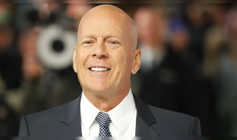 En la fotografía se puede ver a Bruce Willis con el característico uniforme naranja y, por supuesto, con una improvisada mascarilla de tela. (Foto: AFP)