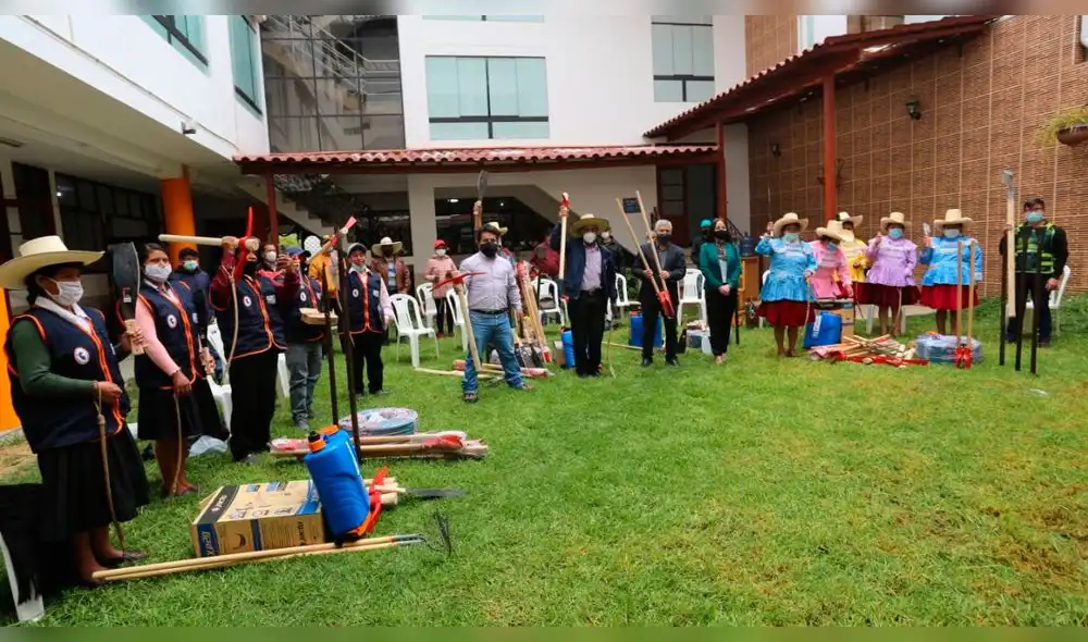 Entregan herramientas agrícolas a ronderos de Cajamarca