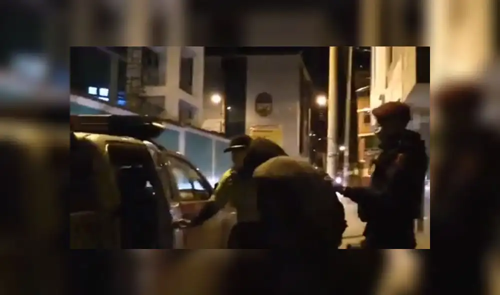 Policías y sus acompañantes fueron conducidos a la comisaría de Santa Clara. (Foto: Captura de video / América Noticias) Policías y sus acompañantes fueron conducidos a la comisaría de Santa Clara. (Foto: Captura de video / América Noticias)