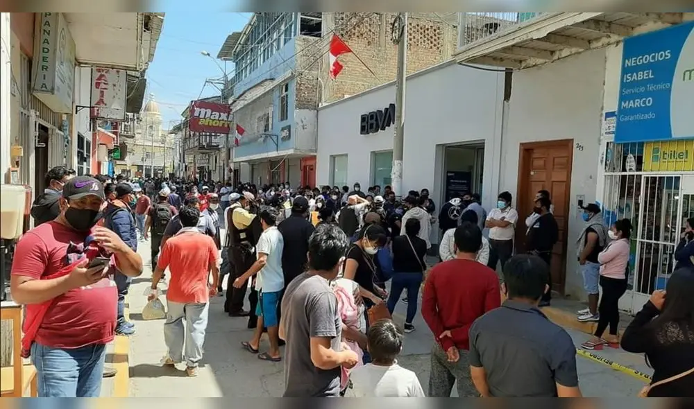 Usuarios no respetan distanciamiento social en entidades bancarias. Usuarios no respetan distanciamiento social en entidades bancarias.