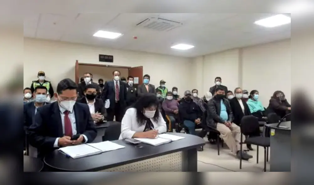 Policías y funcionarios bajo sospecha de integrar una mafia encargada de 'limpiar' las papeletas de choferes ebrios de Arequipa. Foto: Poder Judicial Policías y funcionarios bajo sospecha de integrar una mafia encargada de 'limpiar' las papeletas de choferes ebrios de Arequipa. Foto: Poder Judicial