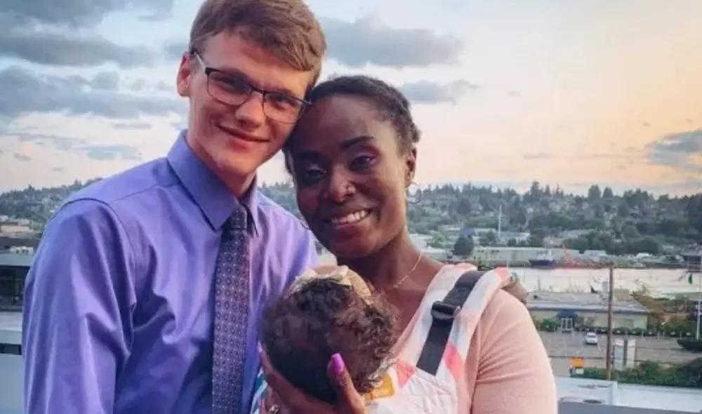 Este matrimonio de tres quiere tener más hijos y aseguran que el poliamor es la mejor opción. Foto: Difusión.