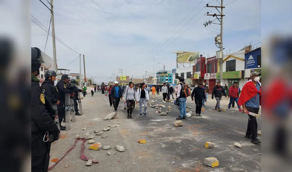 Protestas en Perú: manifestantes bloquean la Panamericana Sur a la altura del ingreso de La Joya, en Arequipa. Foto: Leonela Aquino/URPI-LR